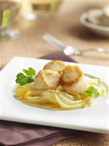 Vieiras con achicoria y naranja. Receta disponible.