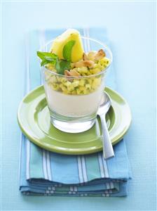 Panna cotta de leche de coco y ensalada de piña. Receta disponible.