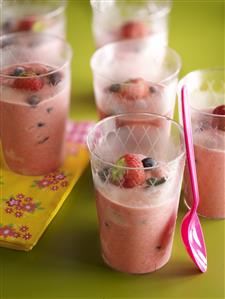 Batido de fresones con arandanos. Receta disponible. Paso a paso disponible.
