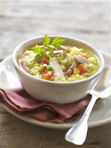 Sopa de pollo y maiz. Receta disponible.