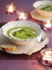 Sopa de brocoli. Receta disponible. Cocina de Navidad.