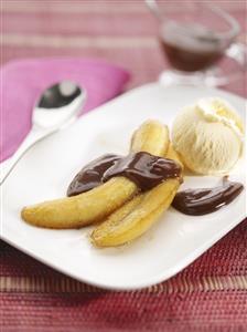 Platanos fritos con chocolate caliente. Receta disponible.
