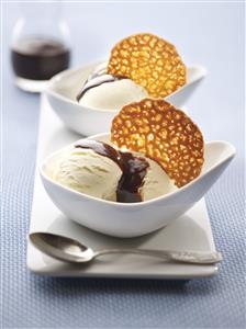 Helado de nata con chocolate y tejas. Receta disponible.
