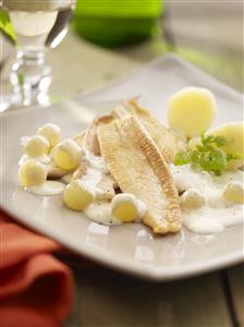 Filetes de lenguado con salsa y uvas.Receta disponible.
