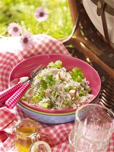 Ensalada de arroz con pollo. Receta disponible TR.
