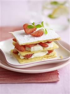 Milhojas de fresones y requesón. Receta disponible