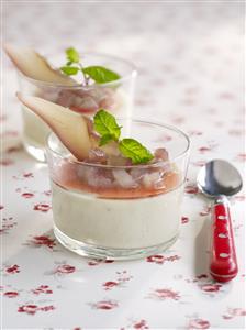  Panna cotta con peras al vino. Receta disponible