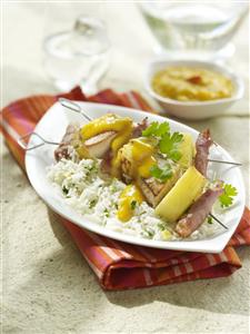 Brochetas de lomo con piña al curry. Receta disponible