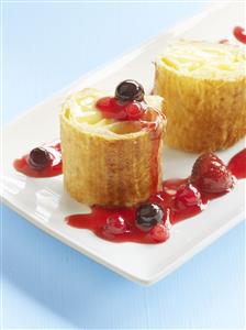 Hojaldres de crema con frutos rojos. bladerdeeg koekjes close. 