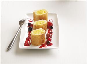 Holadres de crema con frutos rojos. bladerdeeg koekjes.   Receta disponible
