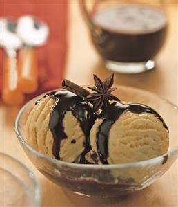 Helado de vainilla con chocolate y especias. Receta disponible TR