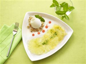 Carpacio de piña con helado y un toque de menta. Receta disponible