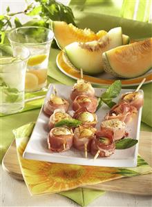 Brochetas de melón con jamón. Receta disponible