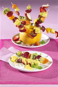 Brochetas de fruta con crema de avellanas. Receta disponible TR