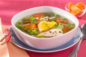 Sopa de pollo y hortalizas con corazones de hojaldre. Receta disponible.
