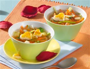 Caldo de carne con hortalizas y corazones de hojaldre. Receta disponible.
