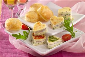 Bollitos y corazones de queso. Receta disponible.
