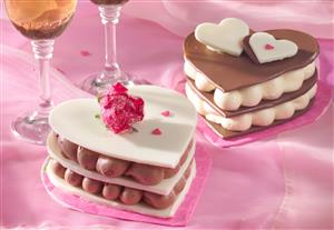 Corazones de chocolate blanco y negro. Receta disponible.
