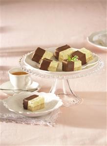 Pastelitos de crema bañados en chocolate. Receta disponible TR