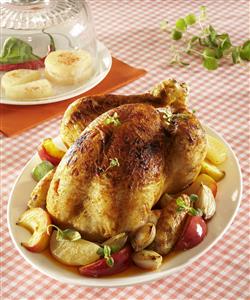 Pollo asado relleno de queso con manzanas. Receta disponible 