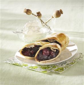 Rollo de semillas de amapola y cerezas. Receta disponible. Paso a paso disponible