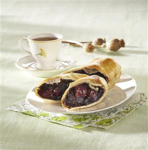 Rollo de semillas de amapola y cerezas. Receta disponible TR. Paso a paso disponible