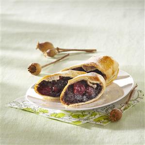 Rollo de semillas de amapola y cerezas. Receta disponible TR. Paso a paso disponible