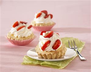 Tartaletas de nata con fresas. Receta disponible TR. Paso a paso disponible