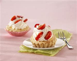 Tartaletas de nata con fresas. Receta disponible TR. Paso a paso disponible