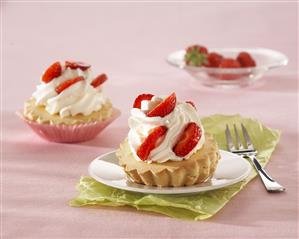 Tartaletas de nata con fresas. Receta disponible TR. Paso a paso disponible