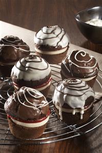 Chocolate Two-colour Muffins. Receta disponible