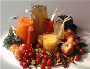 Bodegon de zumos y frutas.