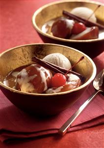 Melocoton al vino con helado de vainilla. Receta disponible.