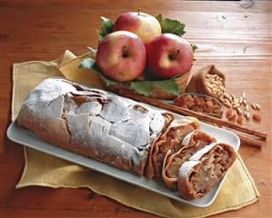 Strudel de manzana.  Receta disponible TR. Paso a paso disponible