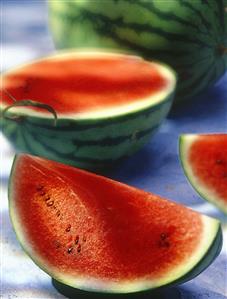 Sandia partida en varios trozos.