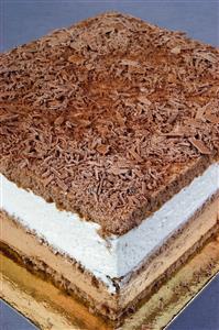 Tarta de chocolate y nata.